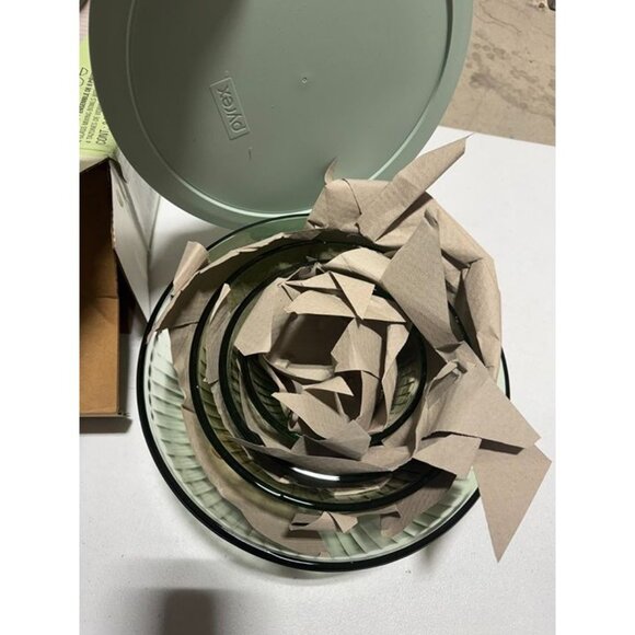 Pyrex Round Colored Glass Mixing Bowl With Lids 8 Piece Set - Picture 2 of 4